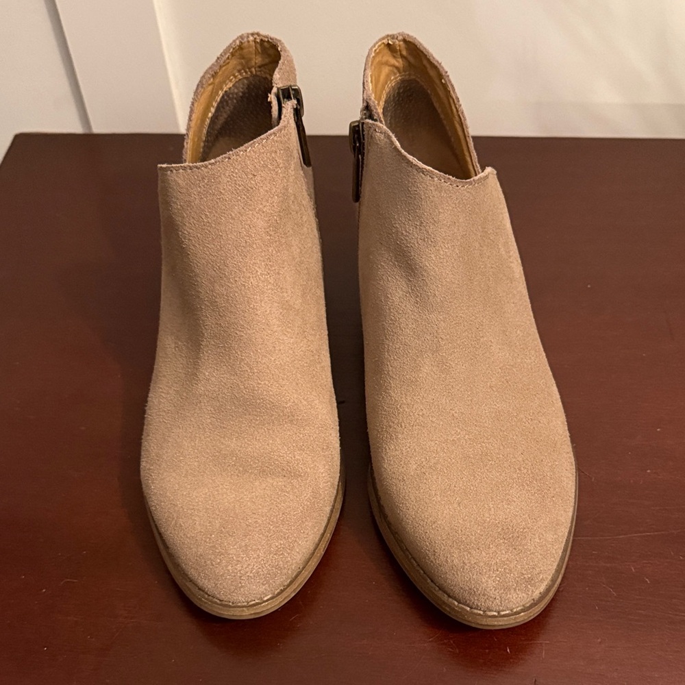 Lucky Brand Chic Tan Suede Booties